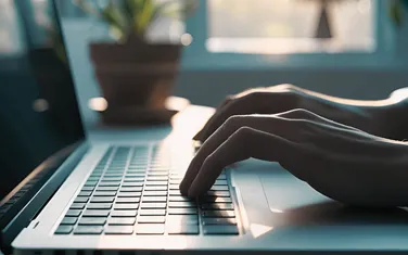Symbolbild Ghostwriting, Hände auf Tastatur