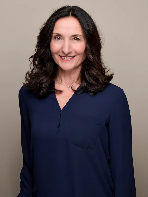 Nicole Jähnichen, Texterin mit juristischem Background